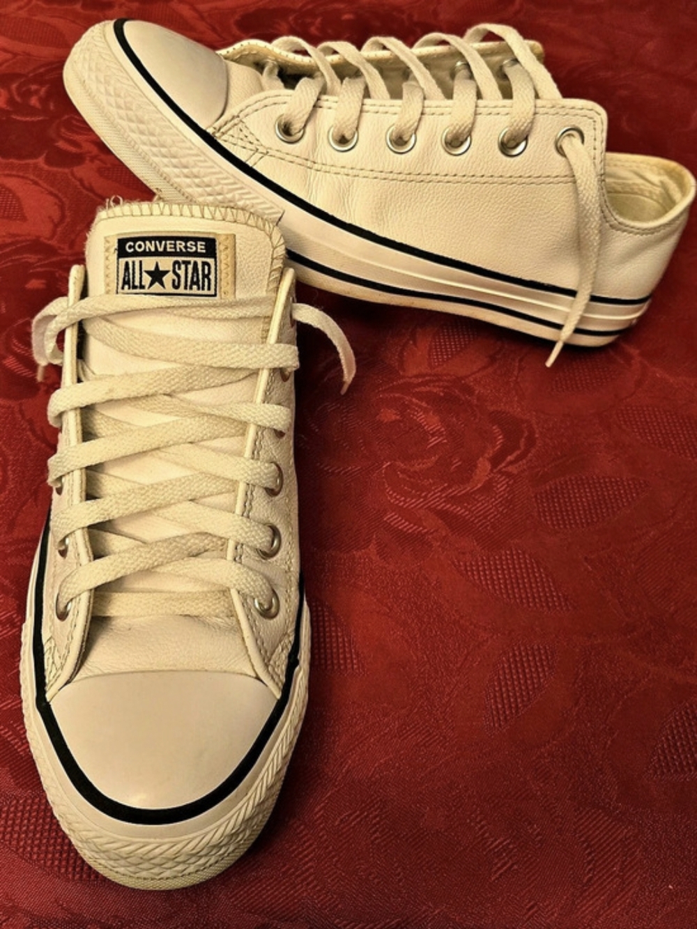 Converse Chuck Taylor All Star Low-Top Sneakers in White. Mens6/Women's 8